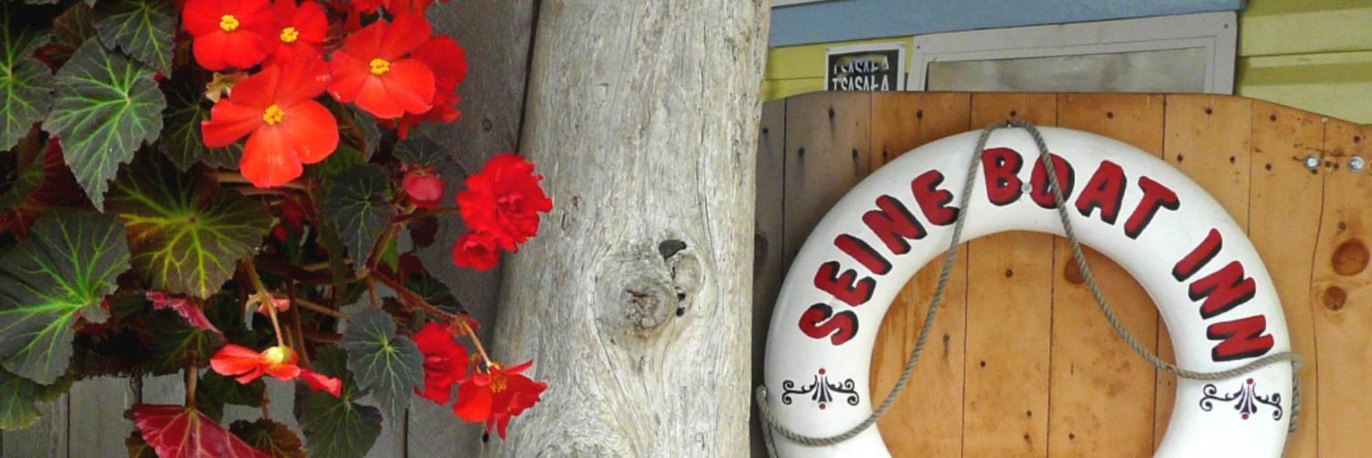 Seine Boat Inn Alert Bay Exteriör bild